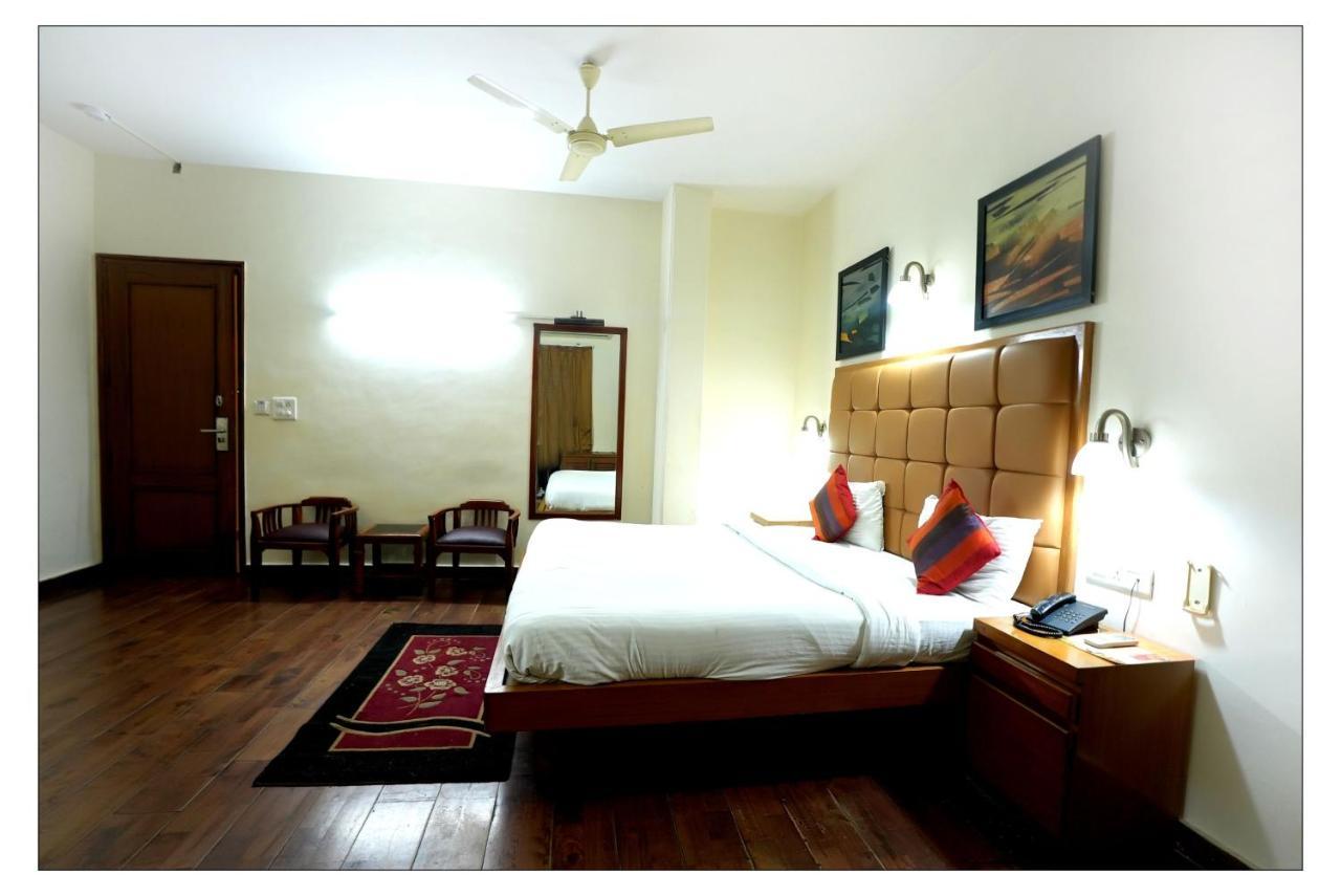 Hotel Oscar - Hauz Khas New Delhi Exterior photo